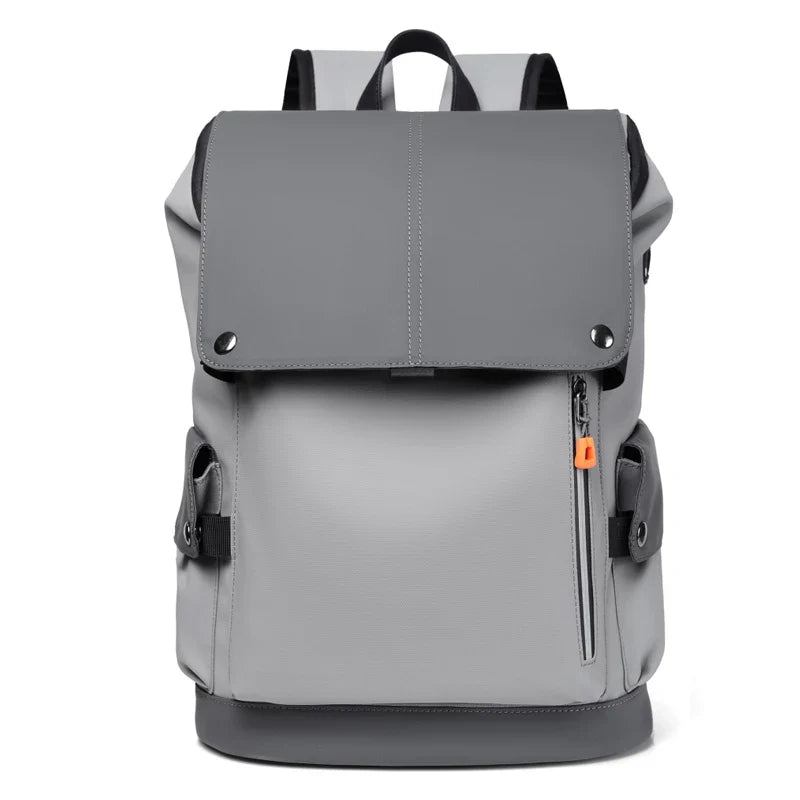 Sac à dos fonctionnel homme, fermeture à rabat et sangle, parfait pour travail ou étudiants, grand compartiment.