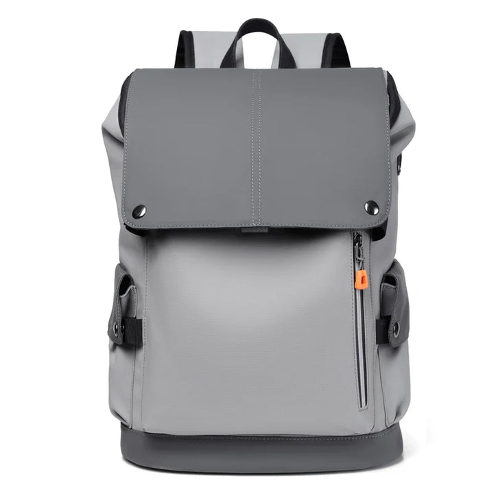 Sac à dos fonctionnel homme, fermeture à rabat et sangle, parfait pour travail ou étudiants, grand compartiment.