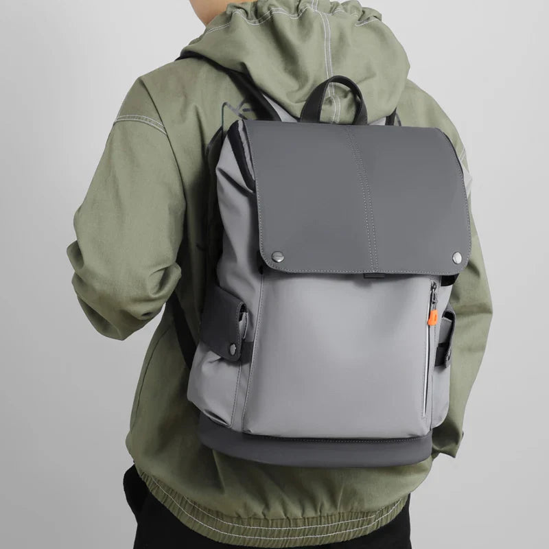 Sac à dos polyvalent pour homme avec rabat, compartiment pour ordinateur portable, couleur foncée, idéal ville.