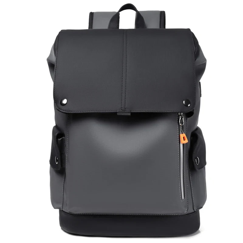 Mode masculine: sac à dos urbain gris anthracite pour homme, rabat sécurisé, bretelles ajustables, accessoire tendance.