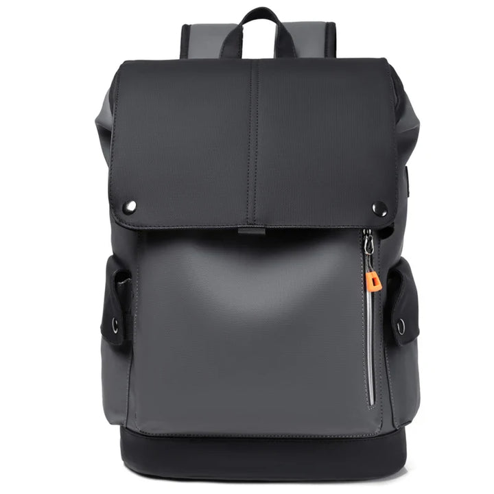 Mode masculine: sac à dos urbain gris anthracite pour homme, rabat sécurisé, bretelles ajustables, accessoire tendance.