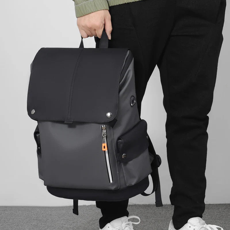 Image de produit: sac à dos imperméable homme, fermeture à boucle sur rabat, design épuré, parfait pour le quotidien.