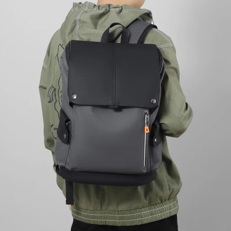 Sac à dos pour homme, type urbain, rabat stylisé, couleur unie, robuste pour transporter ordinateur portable et affaires.