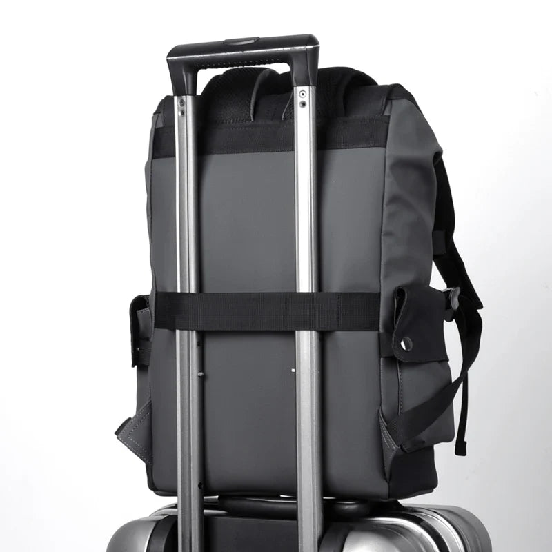 Accessoire homme: sac à dos moderne, fermeture à rabat, idéal travail ou loisirs, allie style et praticité.
