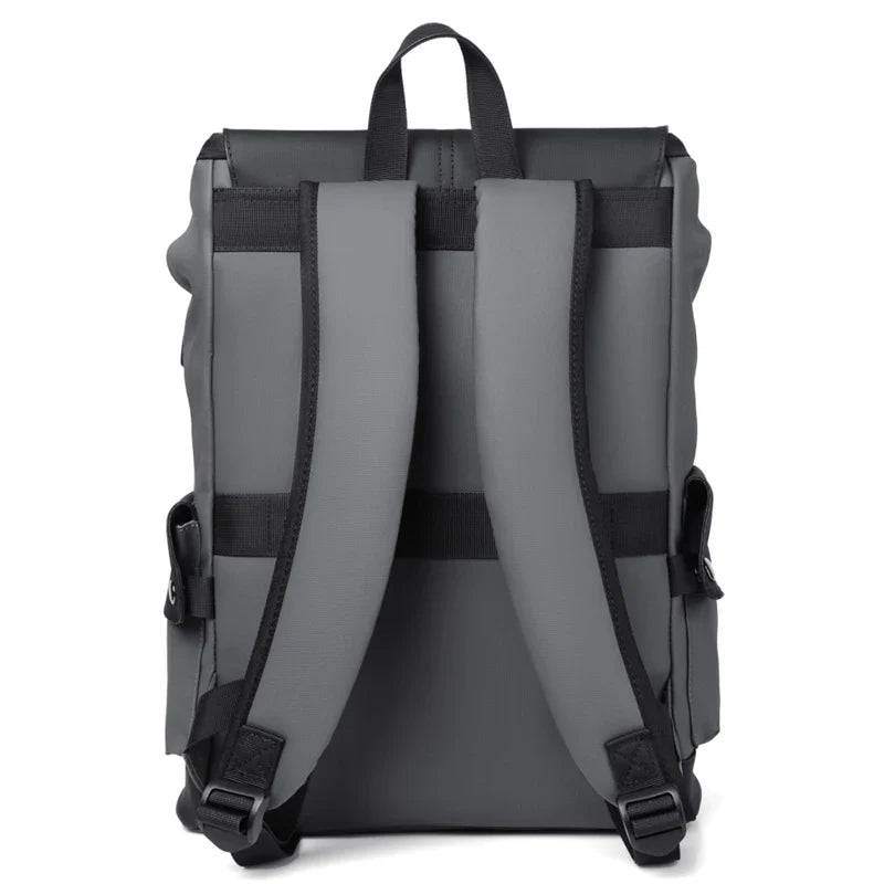 Gros plan d'un sac à dos urbain pour homme, rabat détaillé, matière résistante, prêt pour toutes les aventures.
