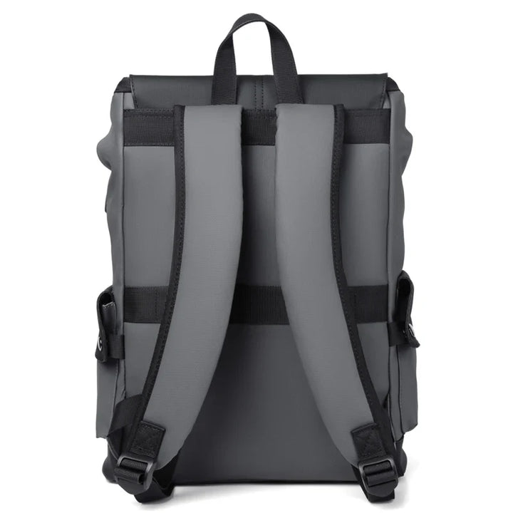 Gros plan d'un sac à dos urbain pour homme, rabat détaillé, matière résistante, prêt pour toutes les aventures.