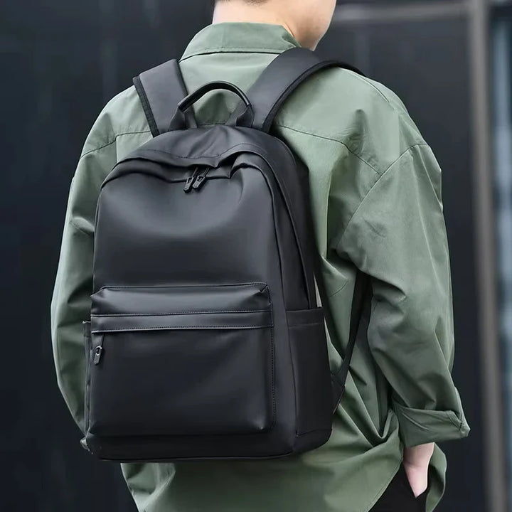 Sac à dos homme imperméable avec compartiment rembourré pour ordinateur portable, idéal pour les trajets urbains.