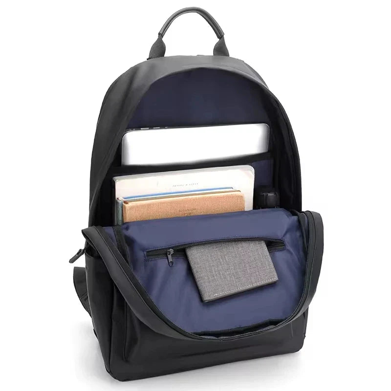 Sac à dos pratique pour étudiant, avec espace pour PC portable et livres, design moderne et confortable à porter.