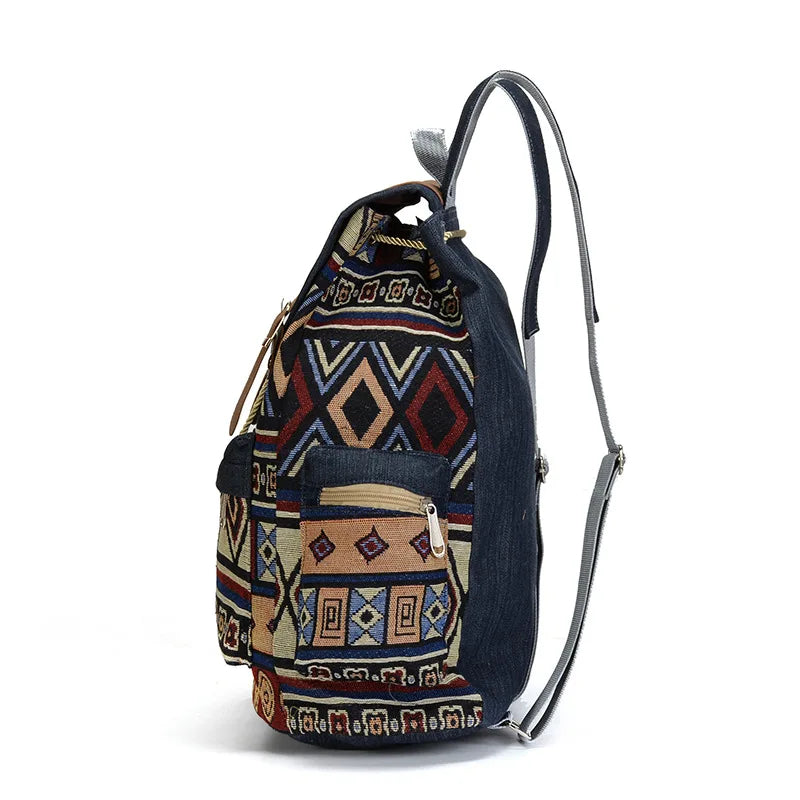 Détail du sac à dos femme vintage en toile, motifs bohèmes. Idéal pour un style original et pratique.