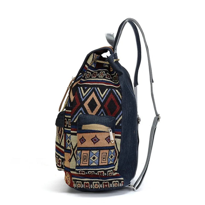 Détail du sac à dos femme vintage en toile, motifs bohèmes. Idéal pour un style original et pratique.