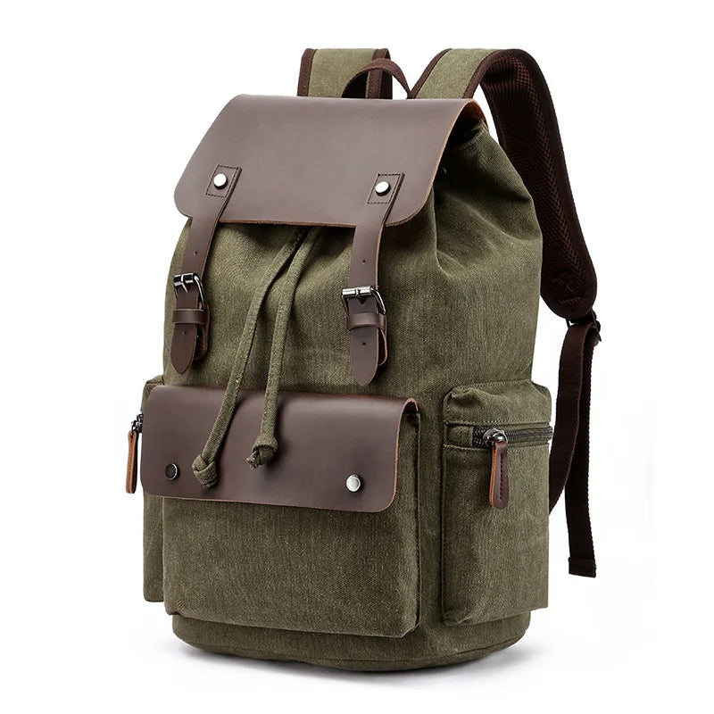 Zoom sur le cuir vieilli du sac à dos vintage homme, parfait pour ordinateur portable