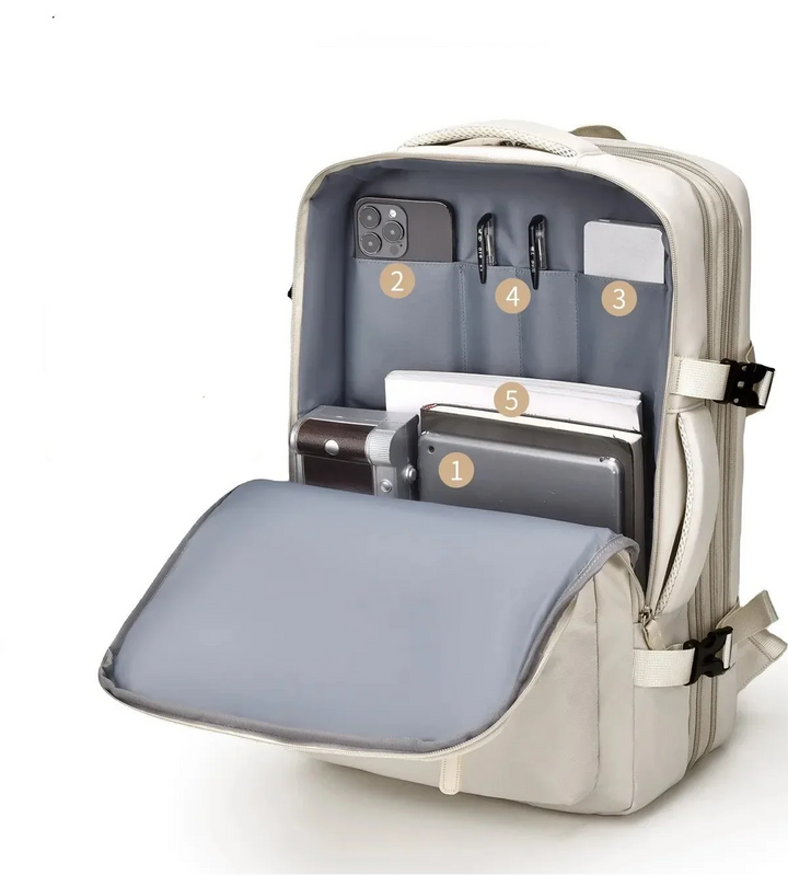 Femme en déplacement avec son sac à dos extensible, élégant et pratique pour voyage cabine.