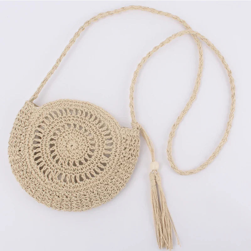 Sac en paille bohème chic pour femme, idéal pour l'été. Style naturel et élégant.