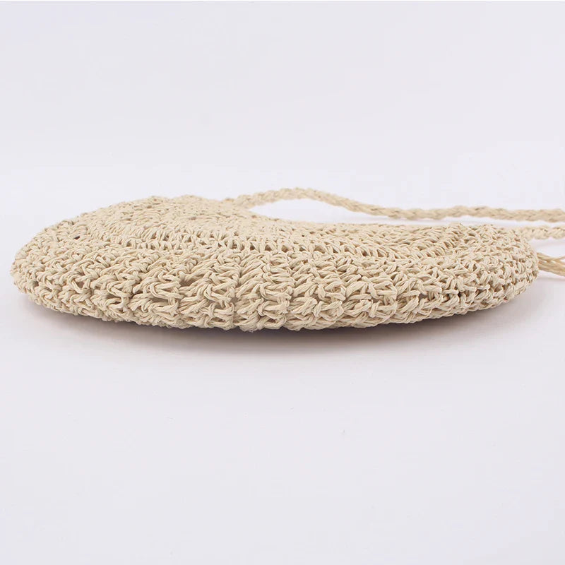 Sac d'été femme en paille, style bohème et artisanal. Accessoire indispensable pour une allure naturelle.