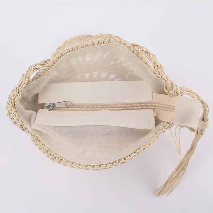 Sac en paille beige et marron, design bohème. Idéal pour un look estival, des vacances ou la plage.
