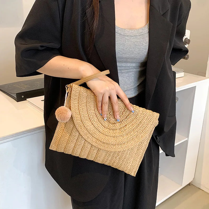Sac en paille élégant pour femmes, style chic et estival, parfait pour l'été.