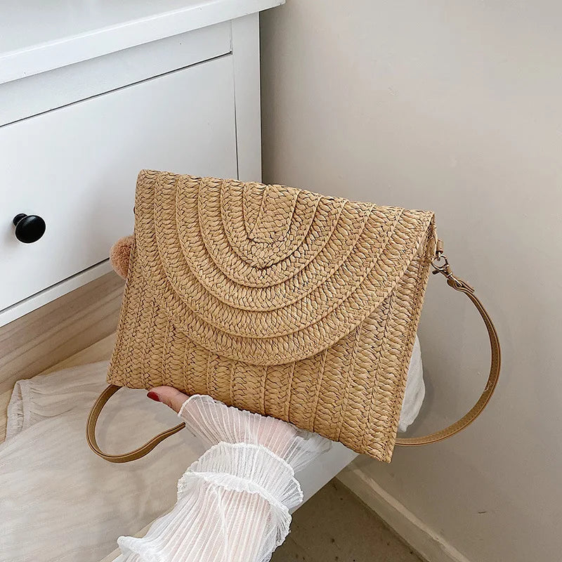 Sac en paille tendance pour femmes, bandoulière élégante, l'accessoire chic de l'été.