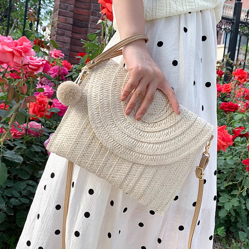 Sac en paille naturelle, avec bandoulière fine, un design élégant pour femmes actives.