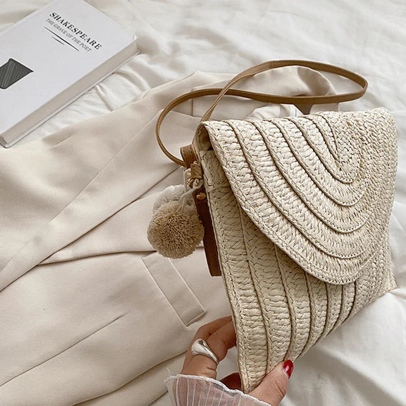Sac de plage en paille pour femmes, bandoulière confortable, esprit vacances et soleil.