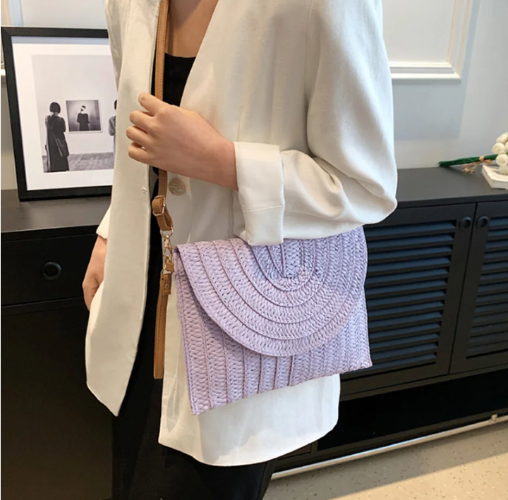 Sac bohème chic en paille pour femmes, bandoulière, ajoutant une touche élégante à l'été.