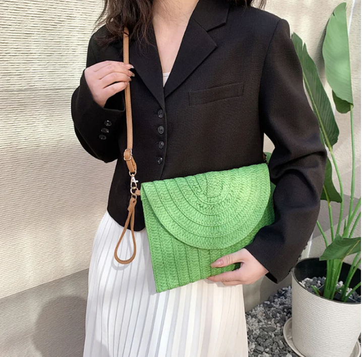 Sac en paille élégant pour femmes, bandoulière pratique, idéal pour l'été et toutes occasions.