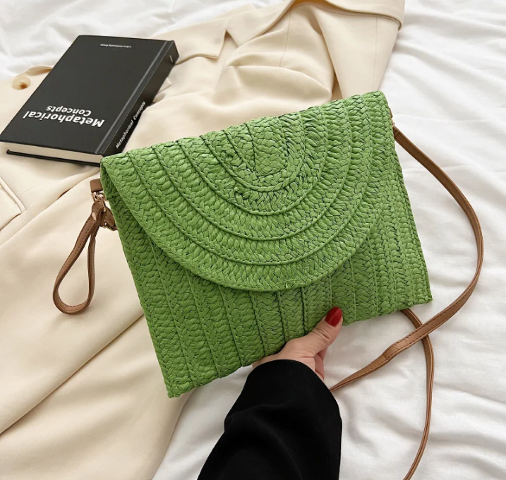 Sac bandoulière léger en paille, accessoire de mode raffiné pour femmes en période estivale.