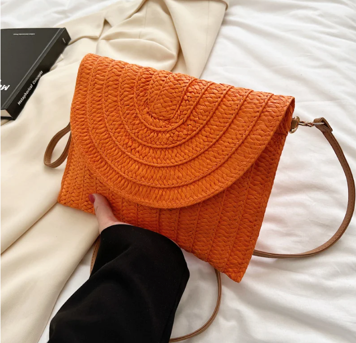 Sac en paille classique pour femmes, bandoulière, un incontournable pour les looks d'été décontractés.