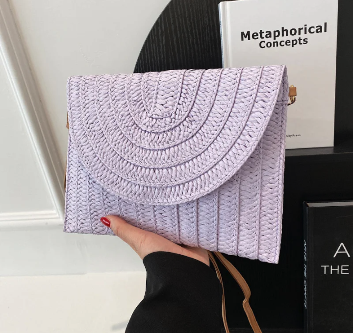 Sac en paille naturelle élégant, bandoulière pour femme, un style estival chic et intemporel.