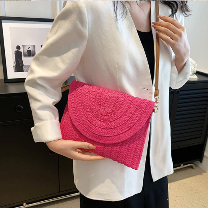 Sac bandoulière en paille tressée, idéal pour la plage, les vacances et les tenues bohèmes.