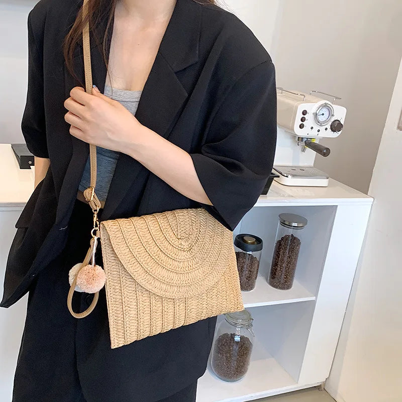 Sac à bandoulière en paille bohème chic, un accessoire mode indispensable pour l'été féminin.