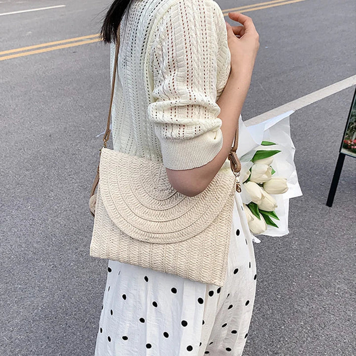 Sac en paille pour femmes, accessoire mode estival polyvalent pour la plage ou la ville.