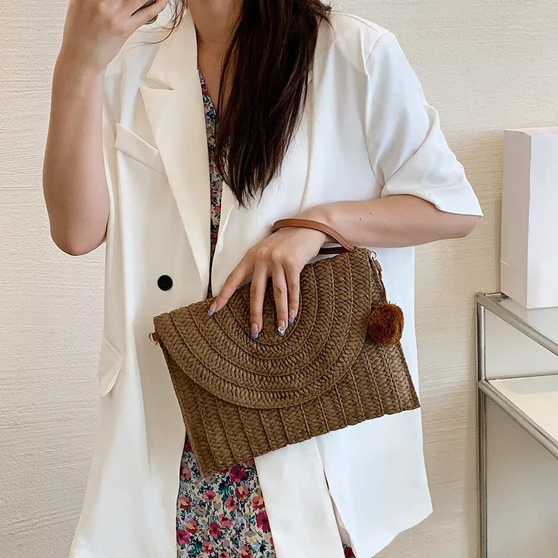 Élégant sac en paille, bandoulière ajustable pour femmes, look d'été sophistiqué.