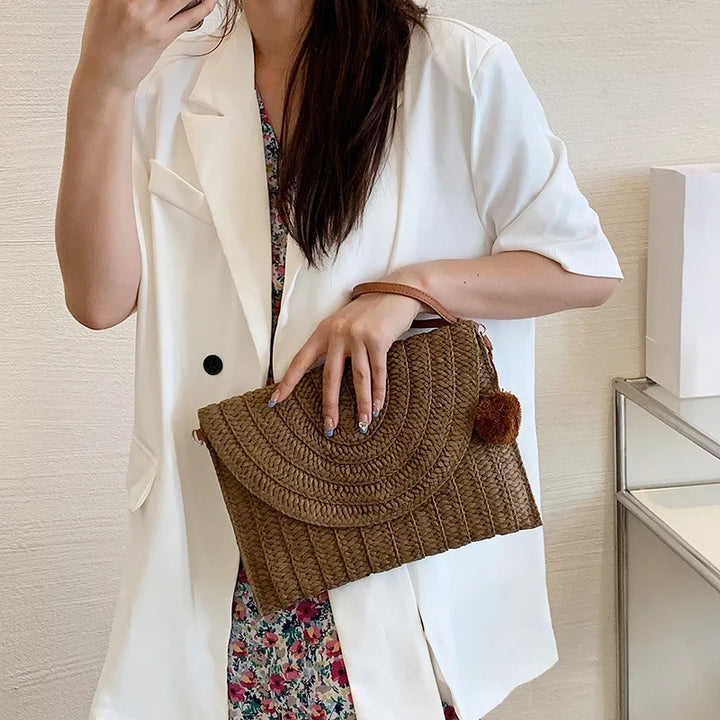 Élégant sac en paille, bandoulière ajustable pour femmes, look d'été sophistiqué.