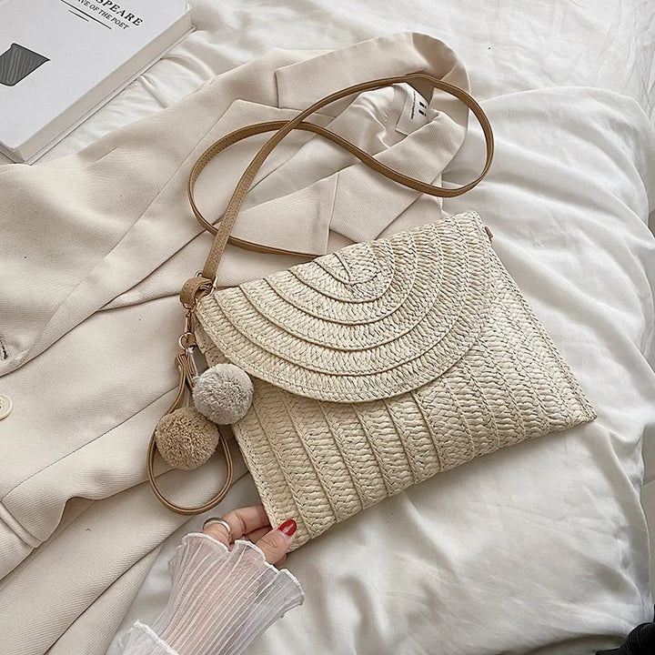 Sac pour femmes en paille naturelle, avec bandoulière, une touche bohème chic et tendance.
