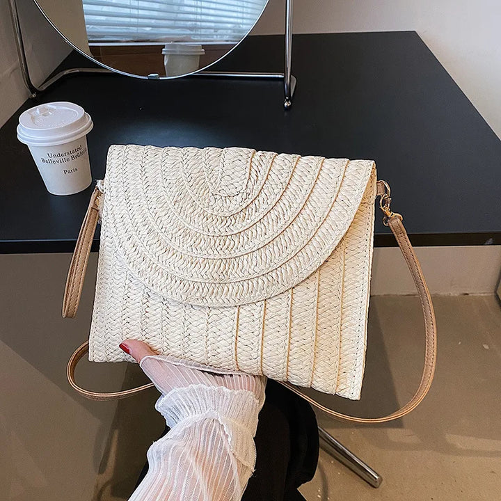 Sac à main en paille tressée, style estival élégant, accessoire mode pour toutes les femmes.