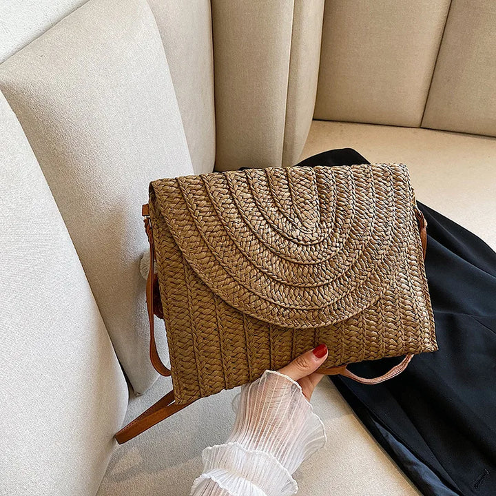 Sac bandoulière léger en paille, idéal pour les vacances d'été, féminin et décontracté.