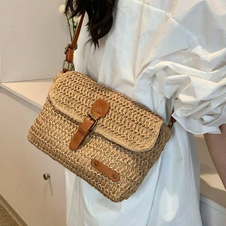 Sac en paille rectangulaire Azalée pour femme, style bohème chic, parfait pour l'été.