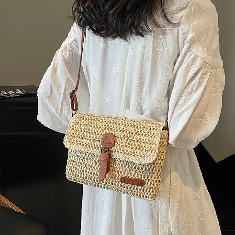 Sac femme rectangulaire en paille naturelle beige, léger et élégant avec détails marron.