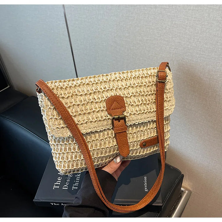 Sac bandoulière femme en paille Azalée, accessoire été chic pour un look bohème décontracté.