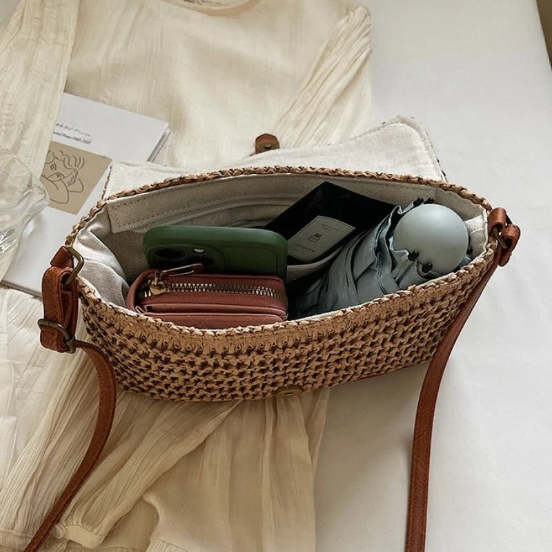 Sac femme en paille beige et similicuir marron, forme rectangulaire, accessoire d'été bohème.