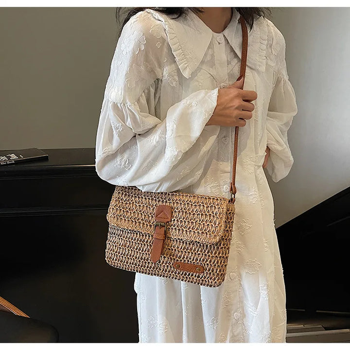 Sac estival rectangulaire en paille naturelle Azalée, très léger, parfait pour un look bohème-chic.
