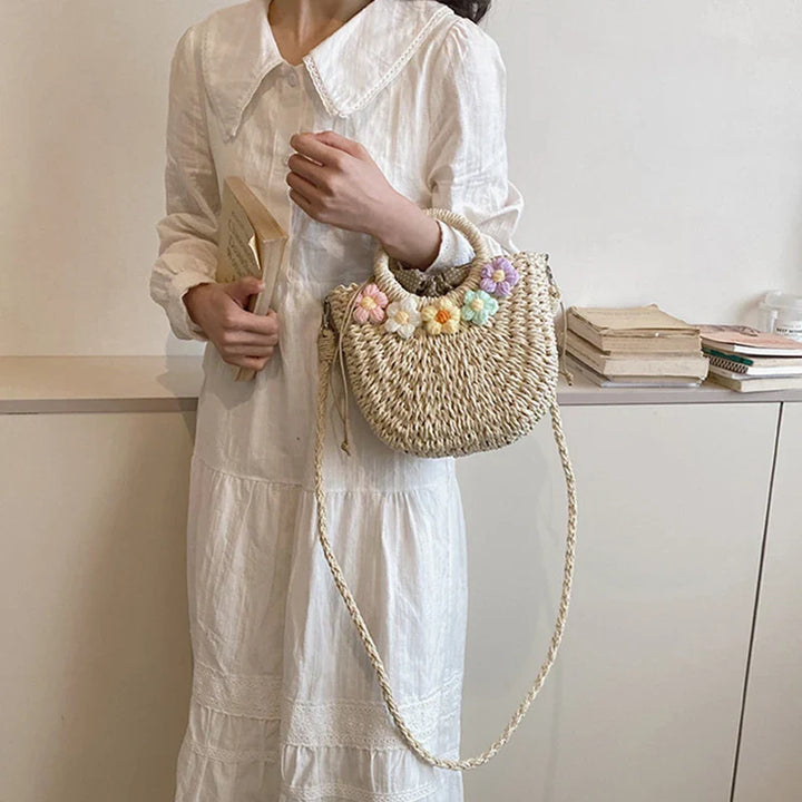 Sac en paille rond et léger, parfait pour la mode estivale, avec une touche bohème.