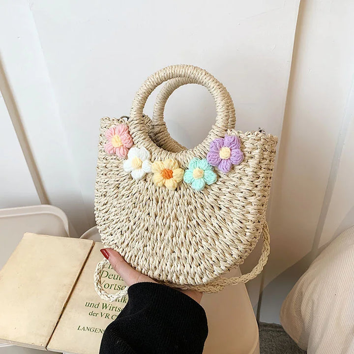Sac femme en paille tressée, forme ronde élégante, idéal pour la plage ou l'été.