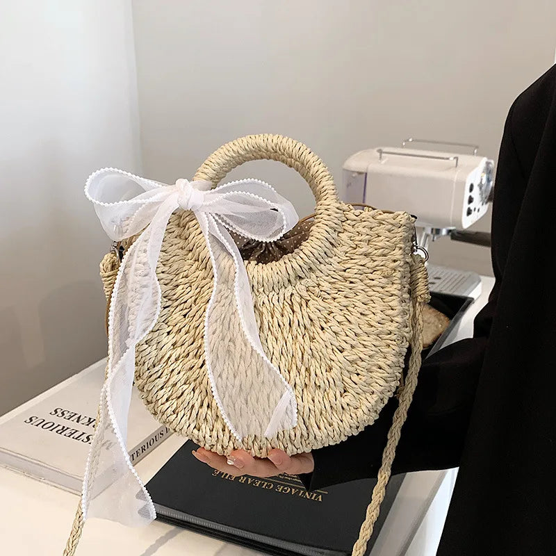 Accessoire d'été: sac rond en paille naturelle avec bandoulière, style bohème.