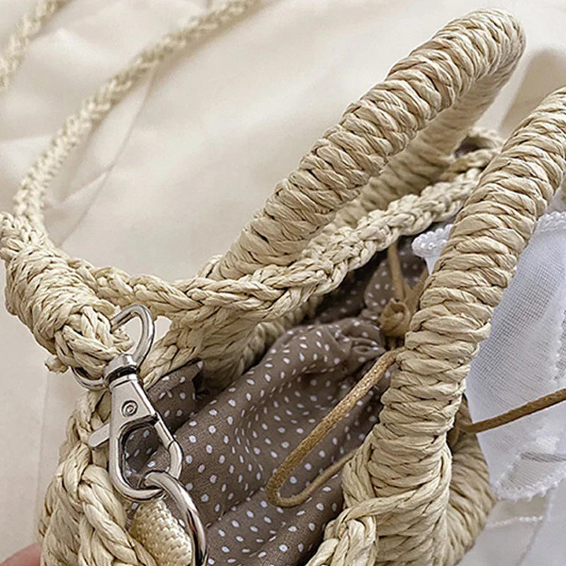Élégant sac femme rond en paille naturelle, accessoire estival style bohème.