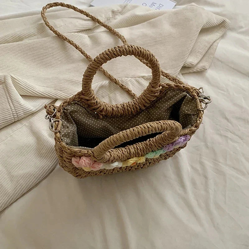 Sac bandoulière rond en paille pour un look estival décontracté et chic.