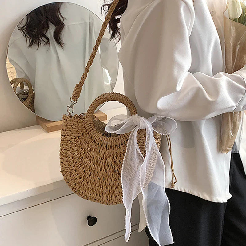 Sac en paille tressée, forme ronde unique, accessoire indispensable pour l'été.