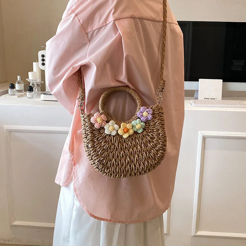 Magnifique sac rond en paille, style bohème pour l'été, accessoire chic et pratique.