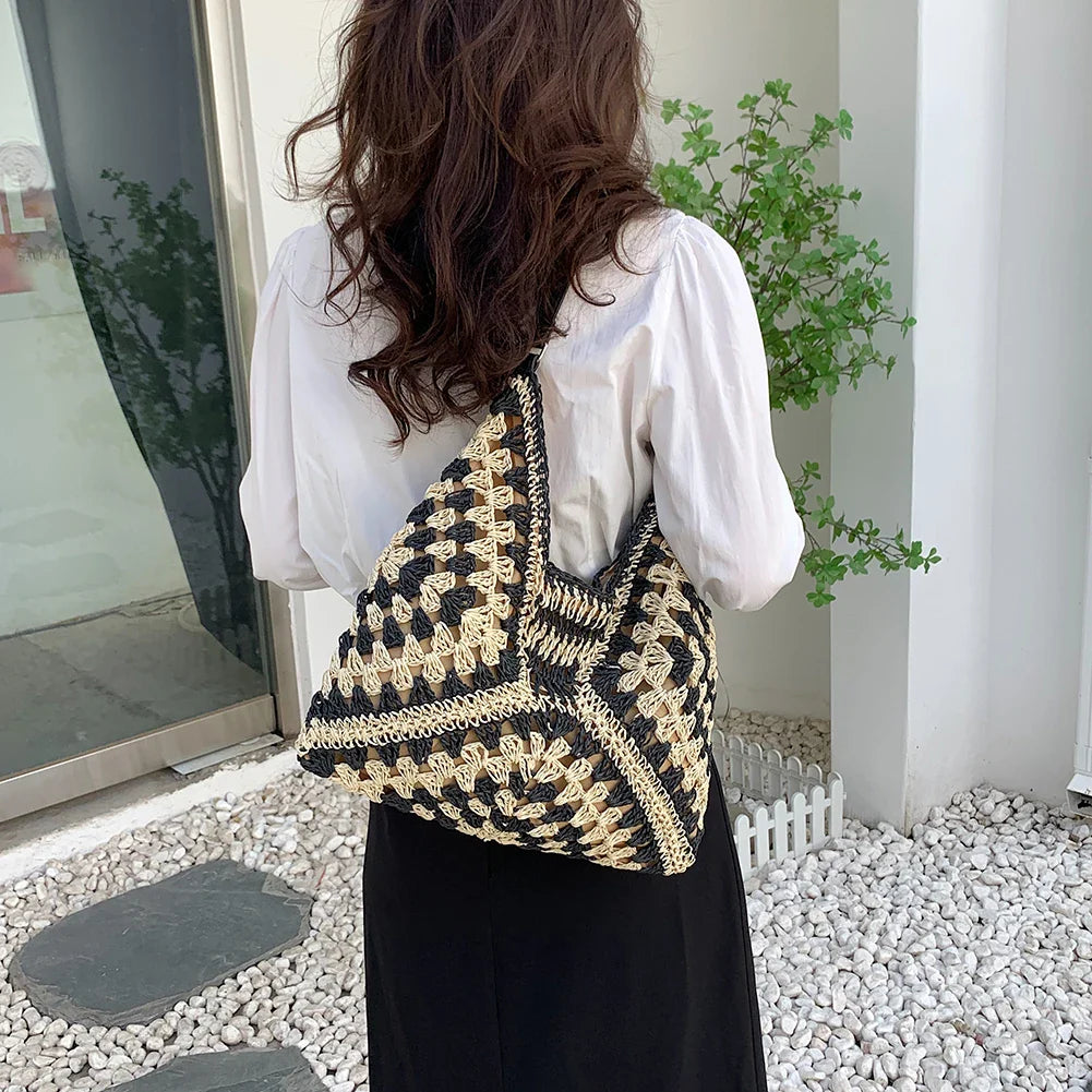 Sac en paille tressé bicolore pour femme, élégant et chic, parfait accessoire estival.