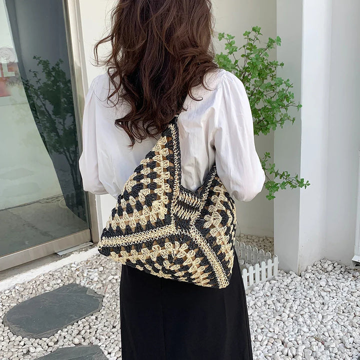Sac en paille tressé bicolore pour femme, élégant et chic, parfait accessoire estival.